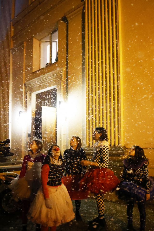 v.l.n.r.: Linda Vaher, Meret Mundwiler, Tim Freudensprung, Kinan Hmeidan & Flavia Lefèvre in DÄMONEN (BERLIN)